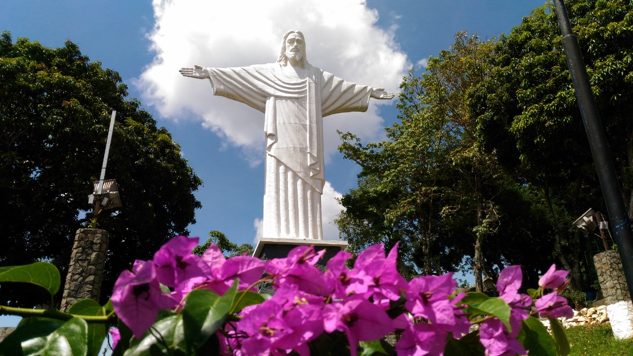 Mirante do Cristo Redentor conta com uma lanchonete e loja de chocolates, podendo ser acessado por teleférico ou por carro através da rua Antônio Jorge José (PMSN/Divulgação)