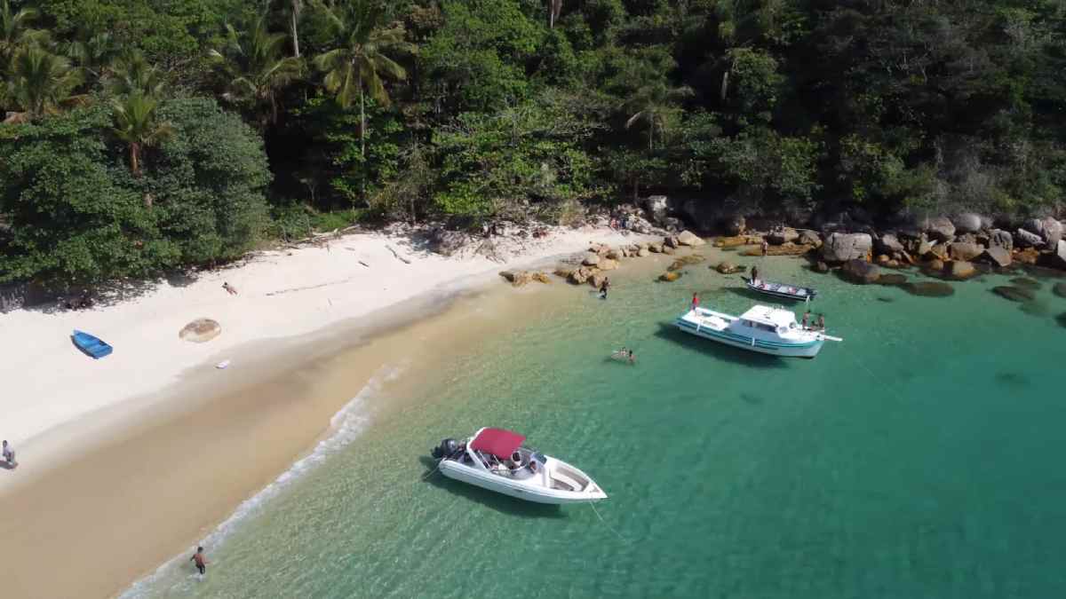 Outras atividades, como pesca e mergulho, também têm seu espaço na praia/YouTube @Fabrício Lucas