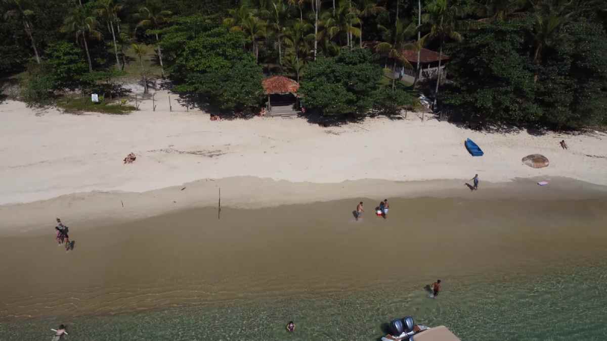 O trajeto de ida e volta, feito de lancha, custa em média R$ 160 por pessoa/YouTube @Fabrício Lucas