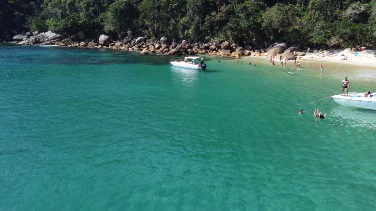 Com dunas naturais, uma areia branca e fina abraça todos os detalhes e encanta as pessoas com seu contraste com o verde/YouTube @Fabrício Lucas