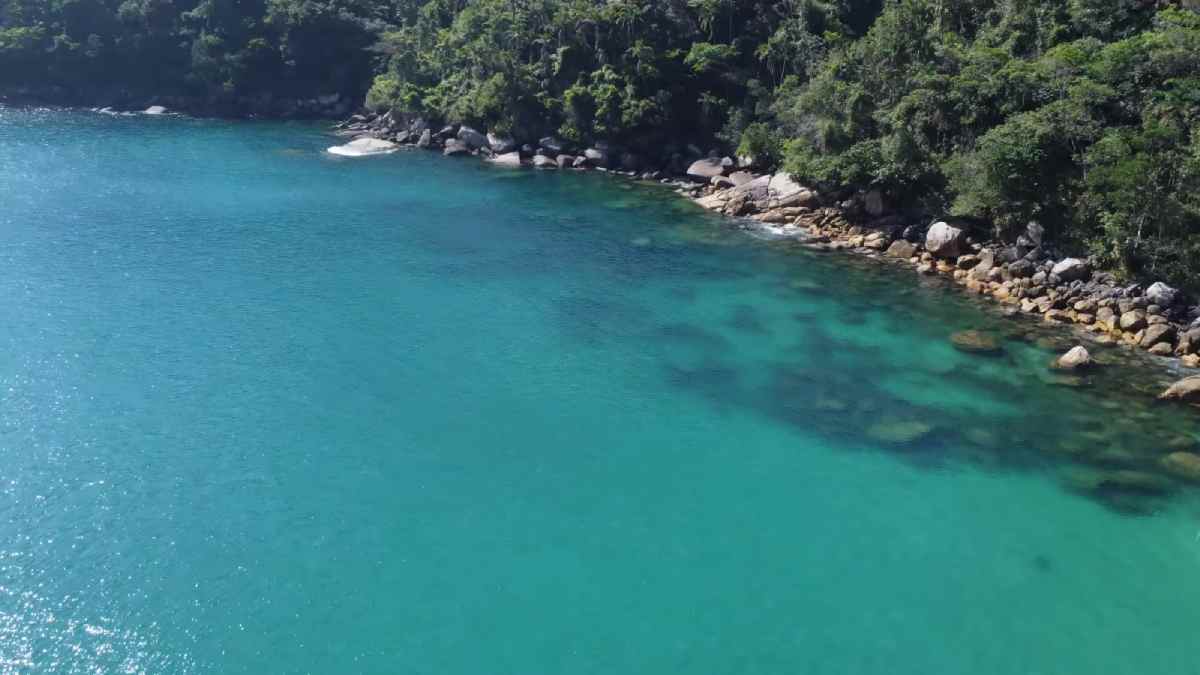 Em suma, Meros é cercada por uma área de Mata Atlântica. Sua paisagem conta com águas cristalinas e agitadas/YouTube @Fabrício Lucas