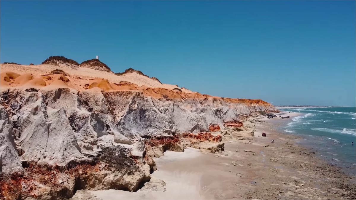 Praia é famosa por suas dunas e labirintos, além das belezas naturais