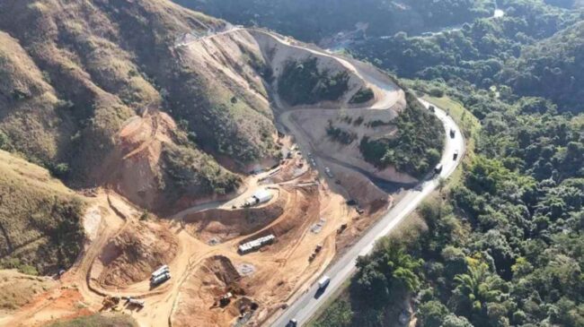 A obra tem como objetivo melhorar o fluxo de veículos e evitar acidentes nos trechos que compõem o percurso