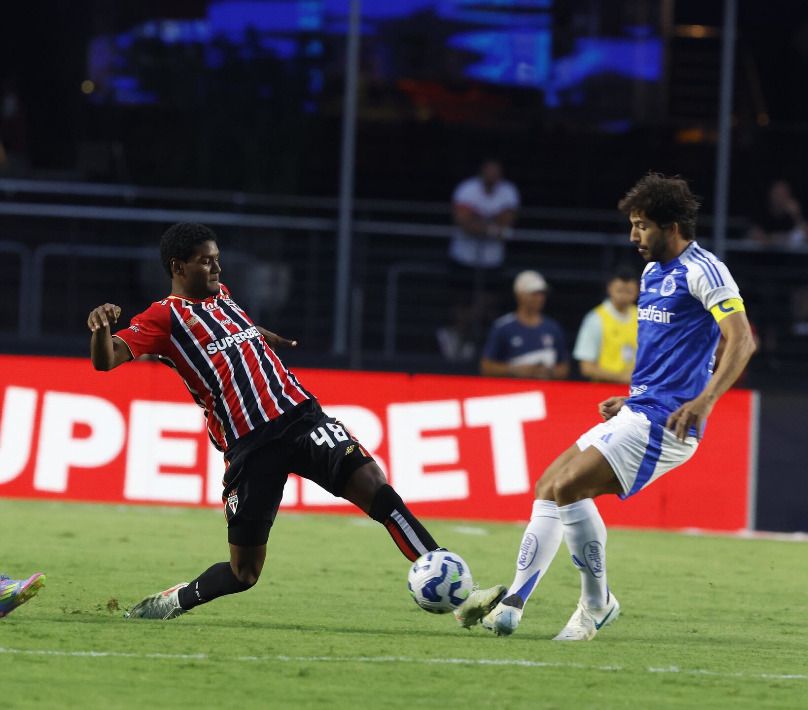 Os gols foram marcados no segundo tempo da partida em São Paulo
