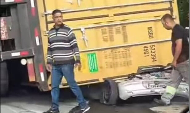 Pessoas tentam ajudar em tragédia na manhã desse sábado em São Vicente