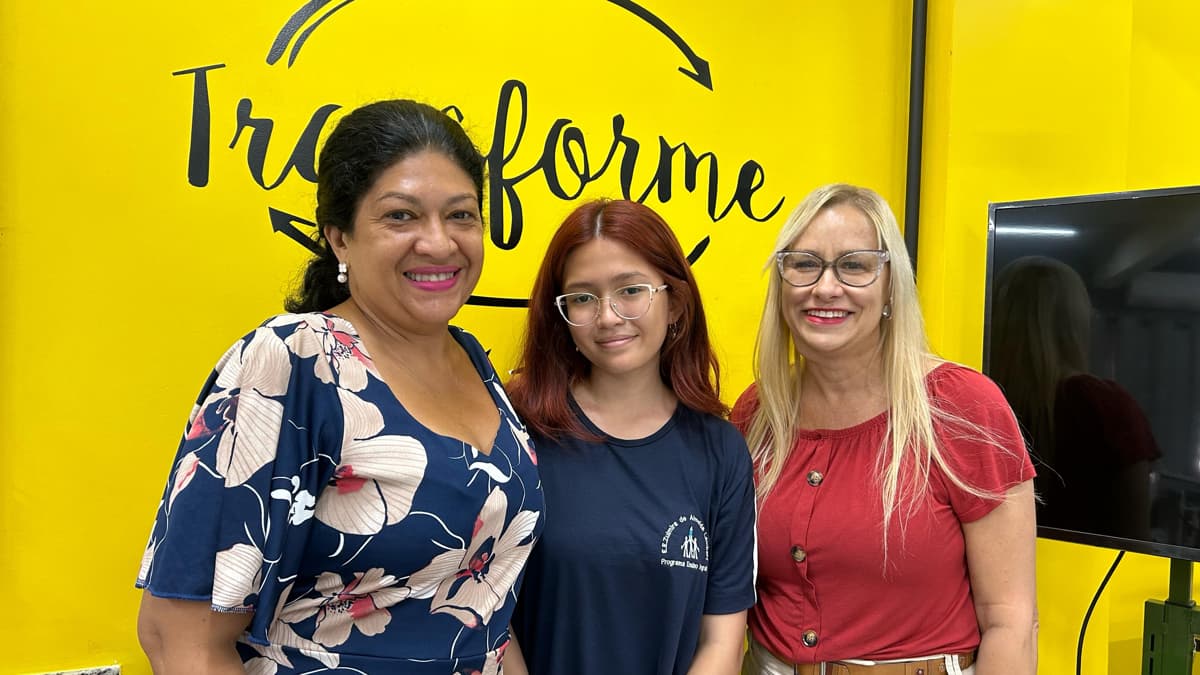 Kiara, junto com sua mãe, Renata Naomi Cogima (à esquerda), e sua professora de português, Sandra Irene Brunelli dos Santos (à direita). (Júlia Macêdo/DL).