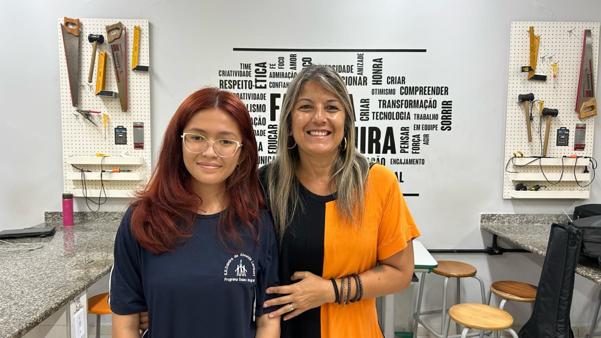 Kiara com a diretora da escola estadual Profª Zulmira de Almeida Lambert, Denise Toss (Júlia Macêdo/DL)