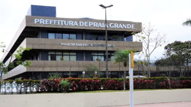 A prefeitura terá que abrir concurso público aberto de provas e títulos para os respectivos cargos