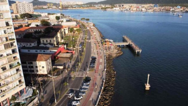 A Ponta da Praia, localizada em Santos, vem enfrentando o problema gradativamente