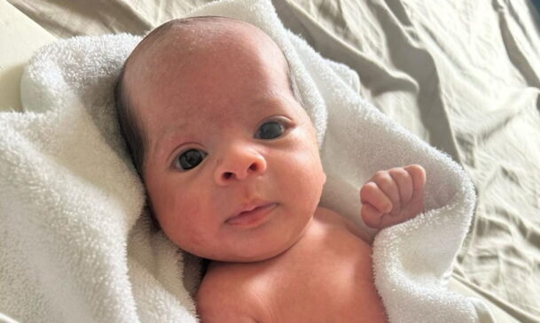 O seu visual, que mais lembrava o de um senhor aposentado, foi registrado pela mãe, Lorraine Lopes, e compartilhado nas redes sociais