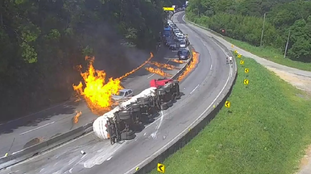 Um caminhão de combustível explodiu, na tarde deste domingo (6/5), na BR-101 em Palhoça, Grande Florianópolis