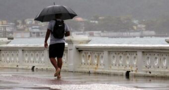 Bem no meio do feriado prolongado a chuva estará presente no litoral de SP