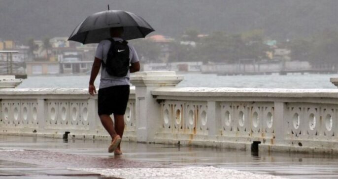 Bem no meio do feriado prolongado a chuva estará presente no litoral de SP