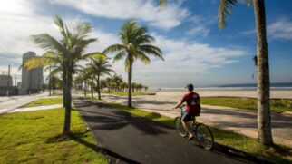 Com vista para o mar e a faixa de areia, o percurso é cercado por quiosques, restaurantes e uma urbanização que inclui coqueiros e outras espécies de vegetação