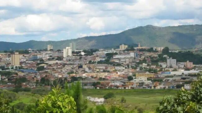 O grande destaque da cidade é a Pedra Grande, é um mirante natural que proporciona uma belíssima vista