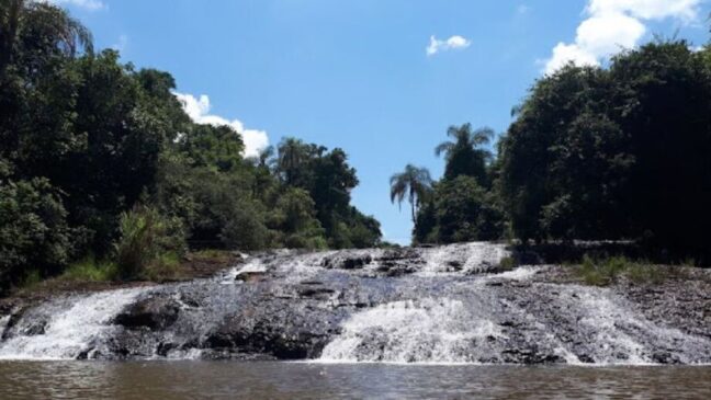 Atração emocionante para os corajosos em Brotas é a de deslizar sobre as pedras da Cachoeira do Escorregador