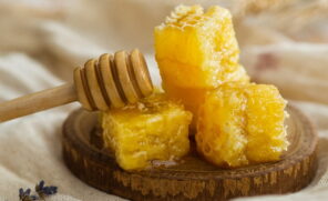 O seu pão de mel e molhos picantes estão seguros! Saiba o que realmente acontece quando o mel vai ao fogo.