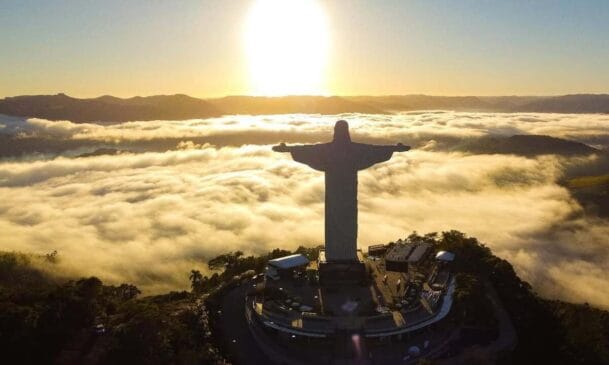 Com impressionantes 43,5 metros de altura, o Cristo Protetor se ergue sobre a cidade de Encantado, no Vale do Taquari