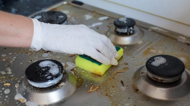 Com esse truque simples, a limpeza pesada da cozinha deixa de ser um problema
