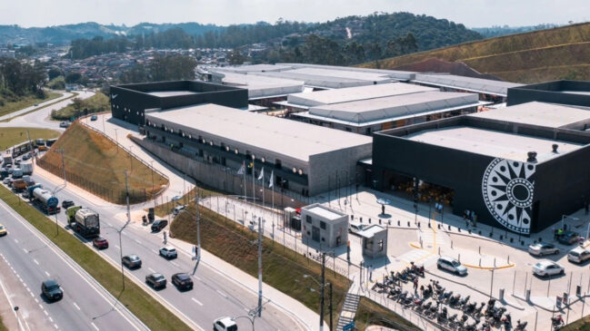 O restaurante está localizado na praça de alimentação do outlet