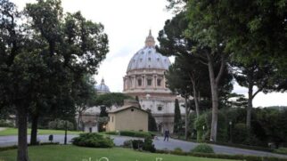 Em suma, durante essa espécie de governo temporário, o camerlengo pessoa responsável pelos bens e tesouros do Vaticano é o encarregado de organizar os ritos de passagem