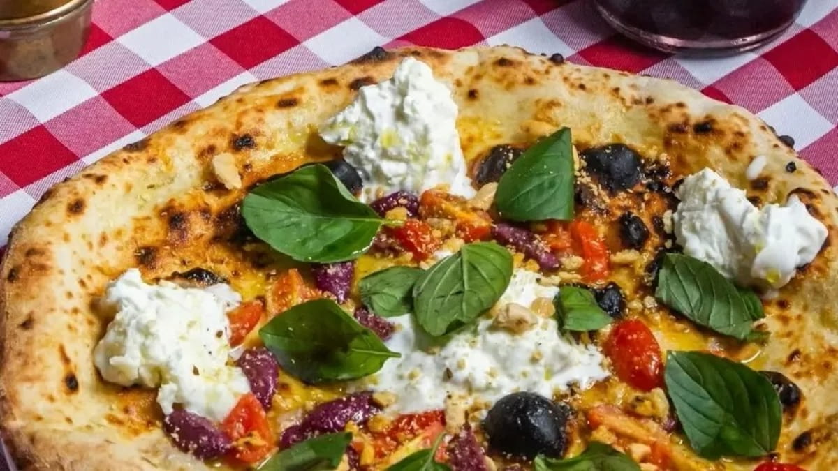 A qualidade da pizza é analisada, incluindo a massa, molho e combinação de ingredientes