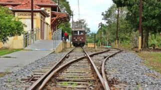A Estrada de Ferro de Campos de Jordão liga o município a Pindamonhangaba