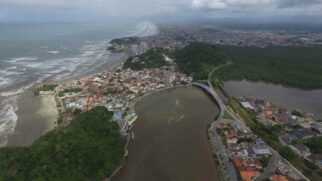 Itanhaém, que significa "pedra que canta" em tupi-guarani, conta com mais de 112 mil habitantes, conforme o IBGE