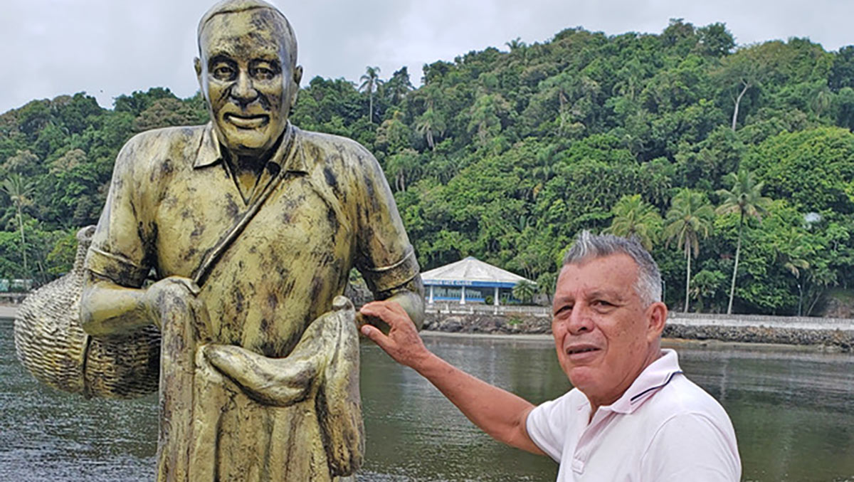 Uma das estátuas mais conhecidas feita por Lopes é a do pescador "Zeca Poitena", na Boca da Barra, em Itanhaém
