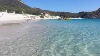 Praia do Farol, localizada em Arraial do Cabo, foi considerada a "praia mais perfeita" do Brasil