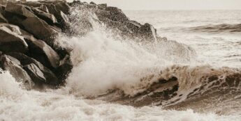 Mar já avança em vila do litoral de SP / Foto ilustrativa