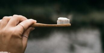 No banheiro e sem proteção as escovas de dentes podem transmitir doenças