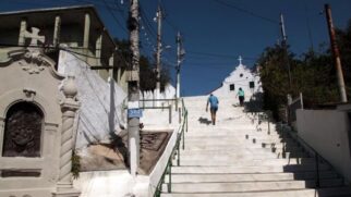 A construção da capela no topo do monte foi uma homenagem a Nossa Senhora do Monte Serrat, padroeira da Catalunha, na Espanha