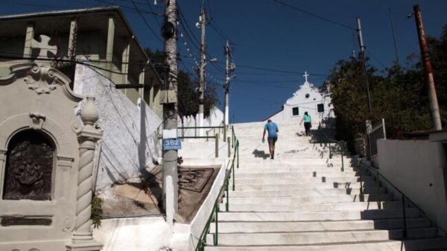 A construção da capela no topo do monte foi uma homenagem a Nossa Senhora do Monte Serrat, padroeira da Catalunha, na Espanha