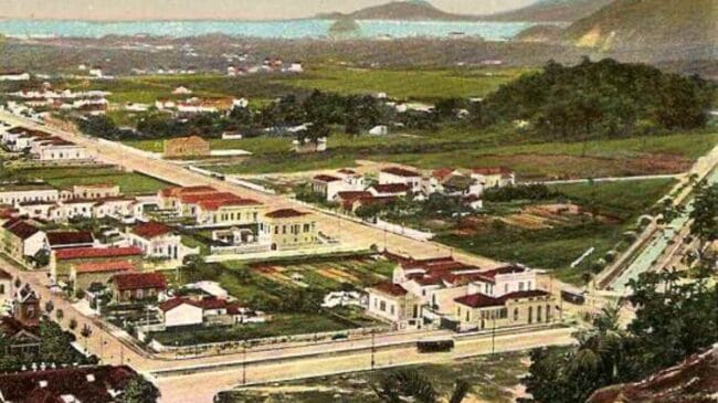 Ainda que o morro não exista mais, ainda é possível notar a presença de pedras remanescentes