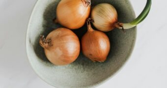 A casca da cebola é muito rica em nutrientes essenciais