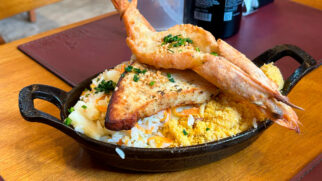 Para quem visita Santos e quer provar a famosa meca santista, um dos pratos mais tradicionais da gastronomia local, a dica é experimentar o prato na Tasca do Porto