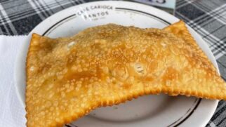 Café Carioca é conhecido por muitos como o lar do pastel mais recheado da cidade