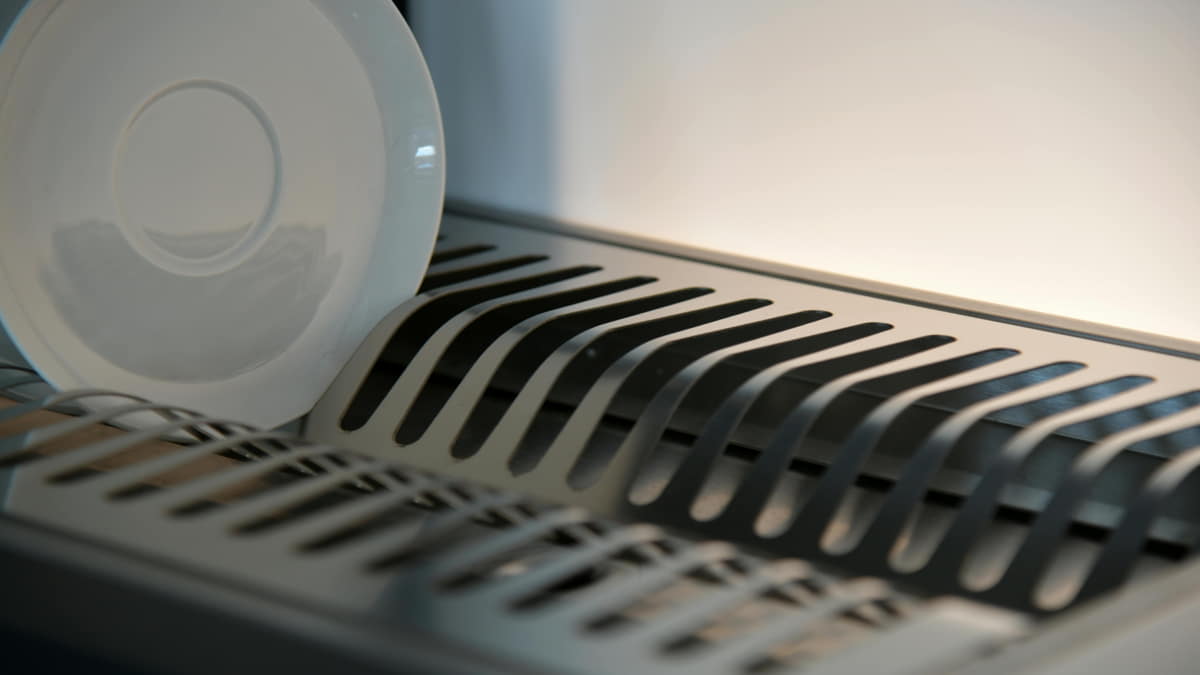 Em cozinhas pequenas, a bandeja coletora ainda ocupa um espaço precioso na bancada (Serena Koi/Pexels)