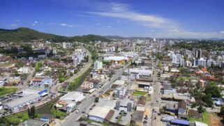 A ponte passará sobre o rio Itaum e conectará, em uma ligação seca, as ruas Anêmonas (Fátima) e Esteves Júnior (Guanabara)
