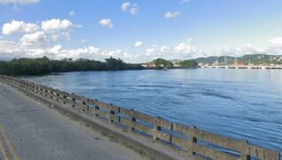 Ponte sobre o Rio Casqueiro, que liga Santos a Cubatão, foi interditada em março deste ano