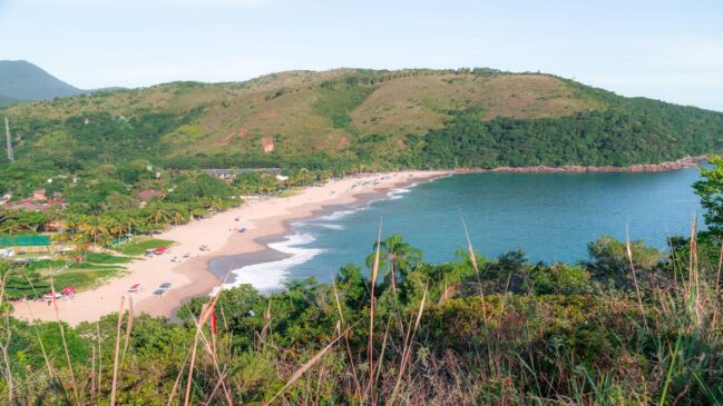 Praia é considerada um 'paraíso dos surfistas', por conta de quase sempre estar perfeita para a modalidade