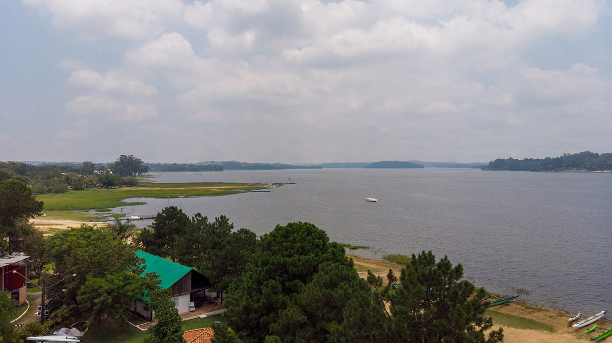 Nem todas as praias da represa Guarapiranga são liberadas para banho, mas, ainda assim, são muito atrativas pela paisagem