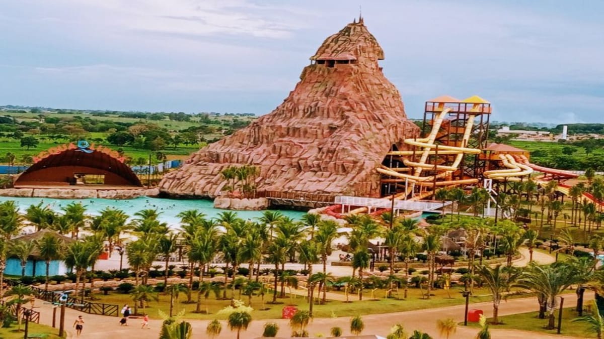 Praia do Vulcão conta com vulcão gigante com 46 metros de altura (Acqualinda Parque e Thermas Resort/Divulgação)