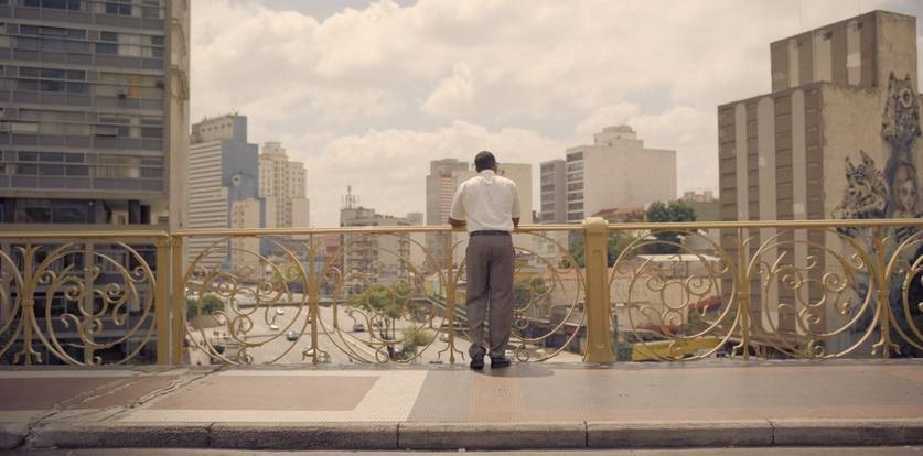 Danny (Anthony Mackie) caminha pelo viaduto de Santa Efigênia, em datado ponto do episódio (Reprodução/Netflix)