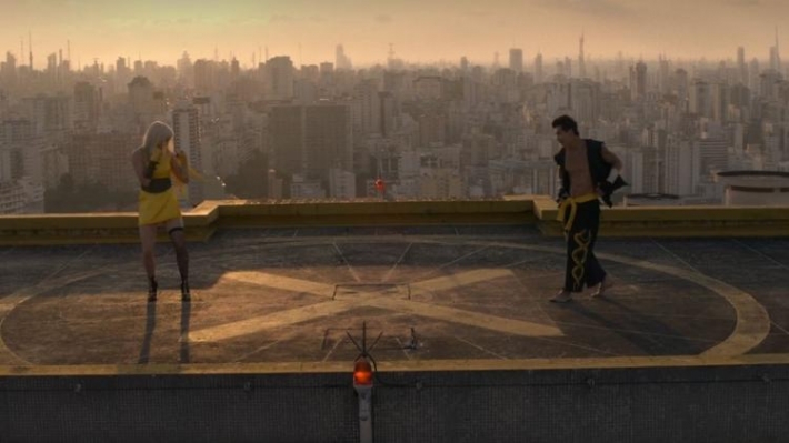 Além da praia de Guarujá, uma das lutas de Roxette (Pom Klementieff) e Lance (Ludi Lin) acontece no topo do Edifício Copan, na Avenida Ipiranga (Reprodução/Netflix)