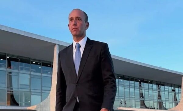 Rodrigo Manga foi eleito em 2020 para prefeito depois de dois mandatos de vereador