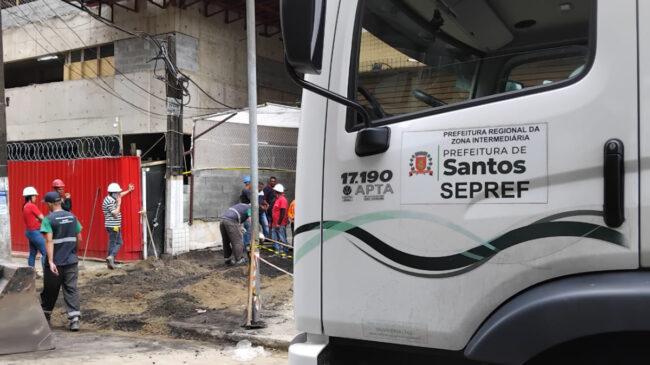 Há informações que o solo do piso das calçadas no entorno do prédio em construção continuam instáveis
