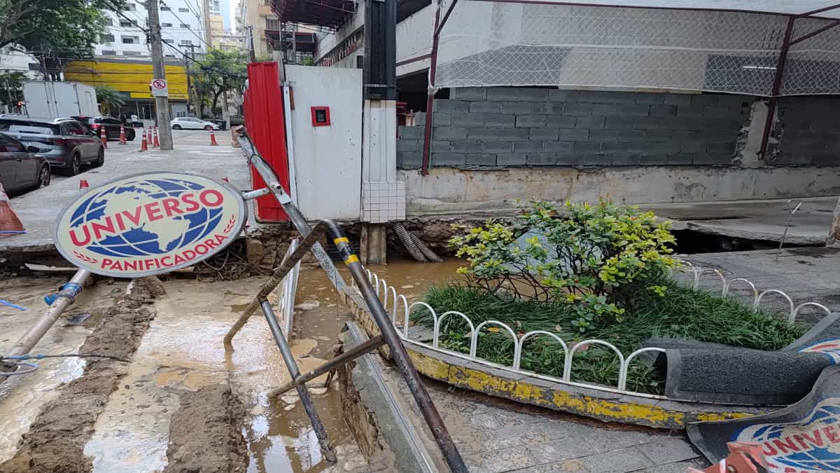 Fortes chuvas no último sábado (19), resultaram em uma terceira cratera ao lado da obra da Patriani