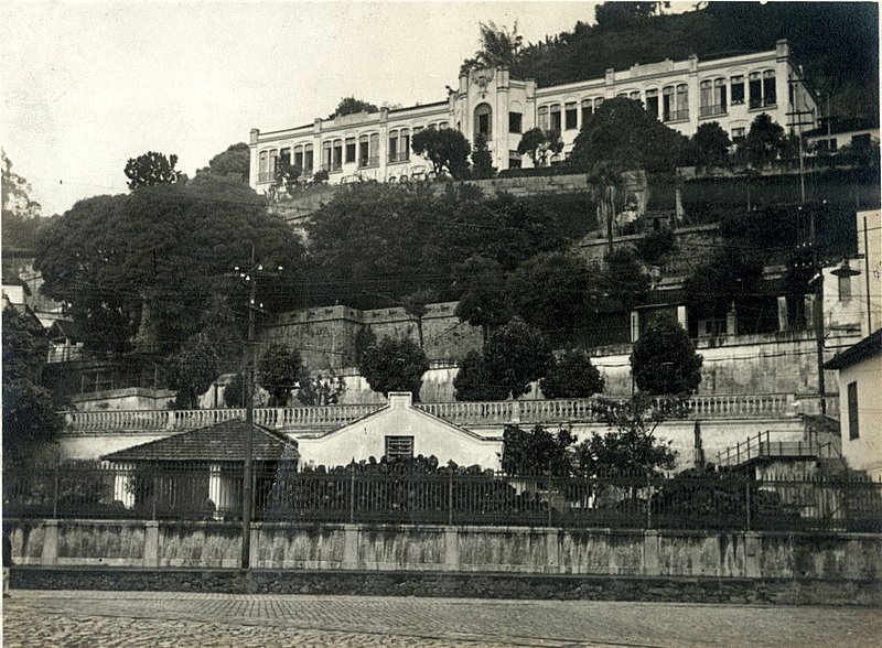 Santa Casa na rua São Francisco, no ano de 1944 (Santa Casa de Santos/Divulgação)